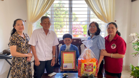 Hội Người Cao Tuổi xã Bình Minh đến thăm và chúc tết các cụ tròn 90 tuổi
