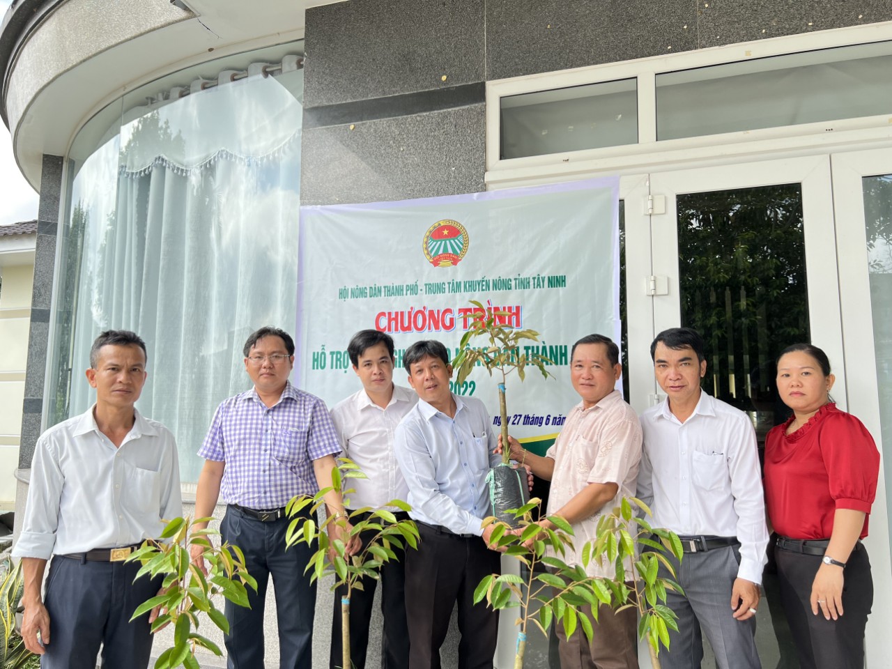 Trung tâm Khuyến Nông tỉnh Tây Ninh hỗ trợ cây giống và phân bón cho nông dân Thành phố