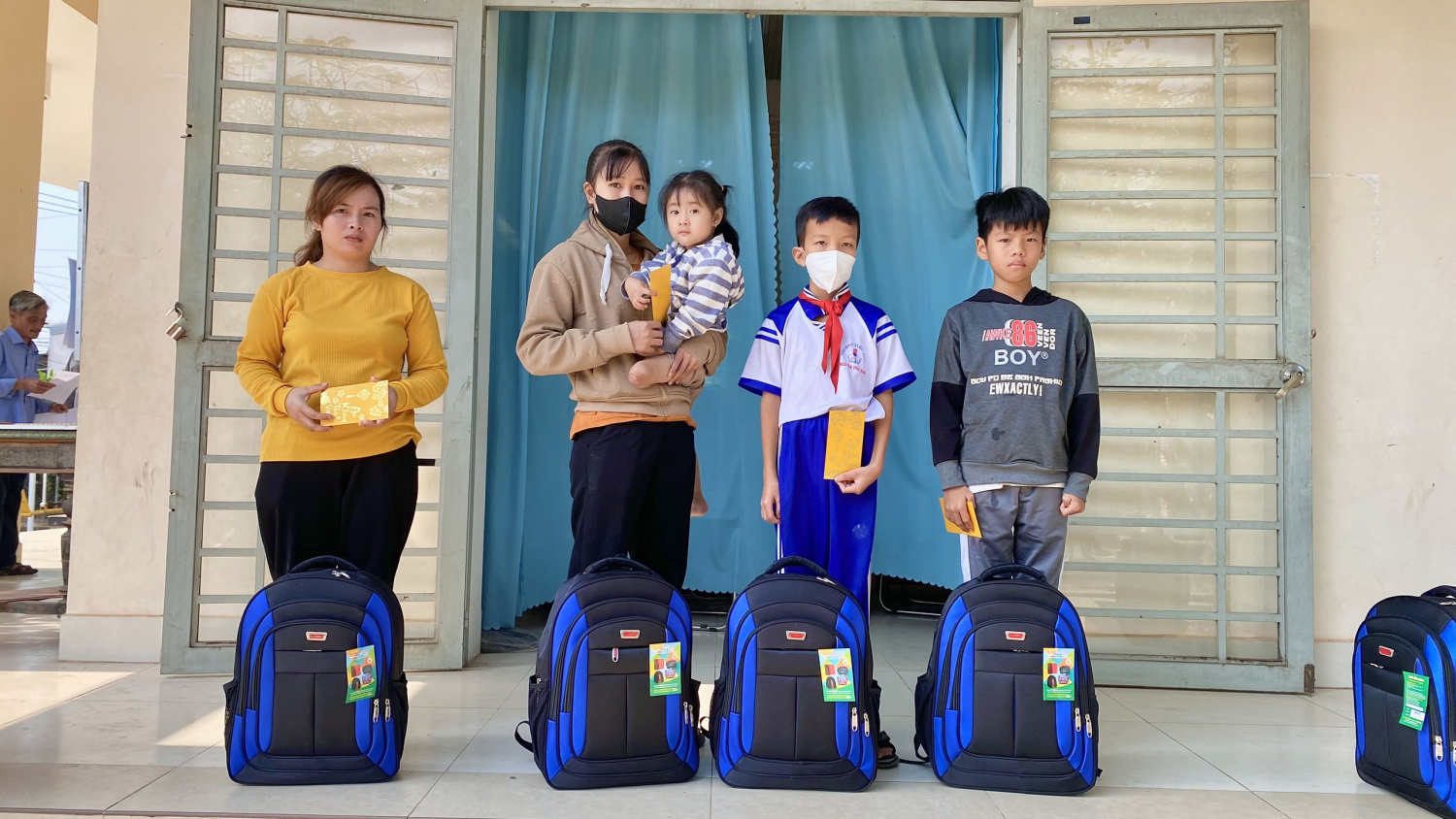 UBND xã Bình Minh trao tặng quà cho trẻ em có hoàn cảnh đặc biệt khó khăn nhân dịp Tết đến xuân về