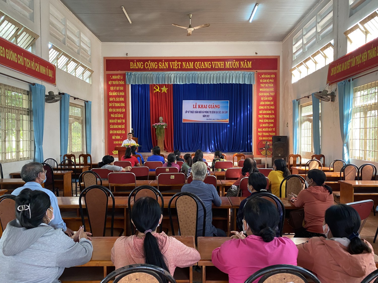 Xã Bình Minh tổ chức lớp dạy nghề kỹ thuật chăn nuôi và phòng trị bệnh gia súc, gia cầm năm 2022.